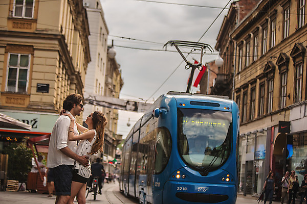 포토 JPG 주간 서양인 커플 여자 남자 데이트 포옹 거리 사랑 서기 상반신 성인 야외 두명 건물 옆모습 30대 마주보기 상점 도시 보행자 크로아티아 트램 성인만 국내포토 자연요소 외국인 건축물 감정 유럽 교통수단 뷰포인트 관계 안기 모션 사람 장년 파일형식