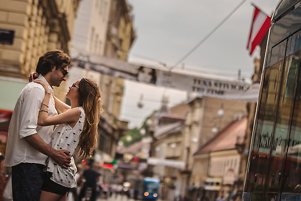 포토 JPG 주간 서양인 커플 여자 남자 데이트 포옹 거리 사랑 서기 상반신 성인 야외 두명 건물 옆모습 아웃포커스 30대 마주보기 상점 도시 크로아티아 성인만 국내포토 자연요소 외국인 건축물 감정 유럽 뷰포인트 관계 안기 모션 촬영기법 사람 장년 파일형식