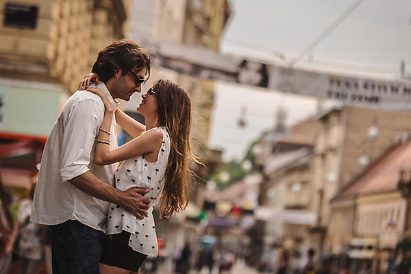 포토 JPG 주간 서양인 커플 여자 남자 데이트 포옹 거리 사랑 서기 미소 상반신 성인 야외 두명 건물 옆모습 아웃포커스 30대 마주보기 상점 도시 크로아티아 성인만 국내포토 자연요소 외국인 건축물 감정 유럽 뷰포인트 관계 안기 모션 촬영기법 표정 사람 장년 파일형식