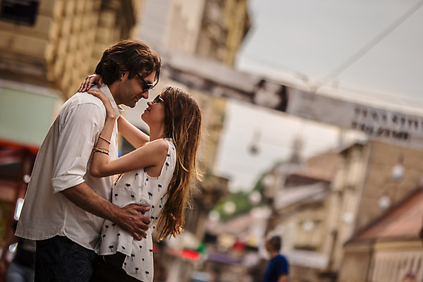 포토 JPG 주간 서양인 커플 여자 남자 데이트 포옹 거리 사랑 서기 상반신 성인 야외 두명 건물 옆모습 아웃포커스 30대 마주보기 상점 도시 크로아티아 성인만 국내포토 자연요소 외국인 건축물 감정 유럽 뷰포인트 관계 안기 모션 촬영기법 사람 장년 파일형식