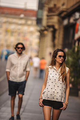 포토 JPG 주간 서양인 커플 여자 남자 데이트 거리 상반신 성인 야외 두명 앞모습 30대 선글라스 걷기 도시 크로아티아 성인만 국내포토 자연요소 외국인 유럽 안경 뷰포인트 관계 모션 사람 장년 파일형식