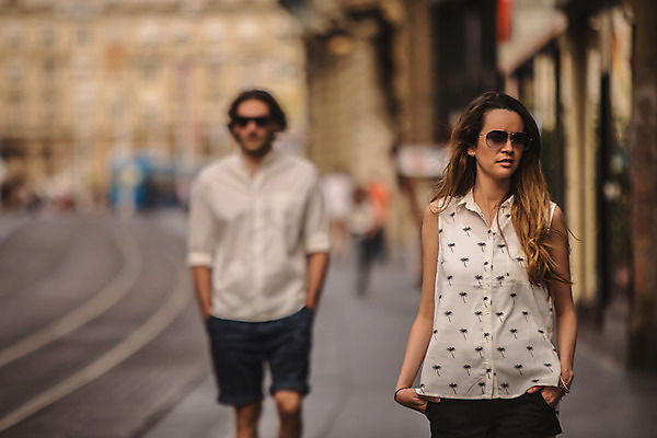 포토 JPG 주간 서양인 커플 여자 남자 데이트 거리 상반신 성인 야외 두명 앞모습 아웃포커스 30대 선글라스 걷기 도시 크로아티아 성인만 국내포토 자연요소 외국인 유럽 안경 뷰포인트 관계 모션 촬영기법 사람 장년 파일형식