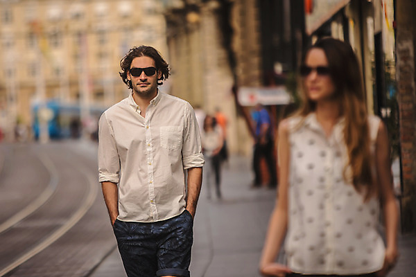 포토 JPG 주간 서양인 커플 여자 남자 데이트 거리 상반신 성인 야외 두명 앞모습 30대 선글라스 걷기 도시 크로아티아 성인만 국내포토 자연요소 외국인 유럽 안경 뷰포인트 관계 모션 사람 장년 파일형식