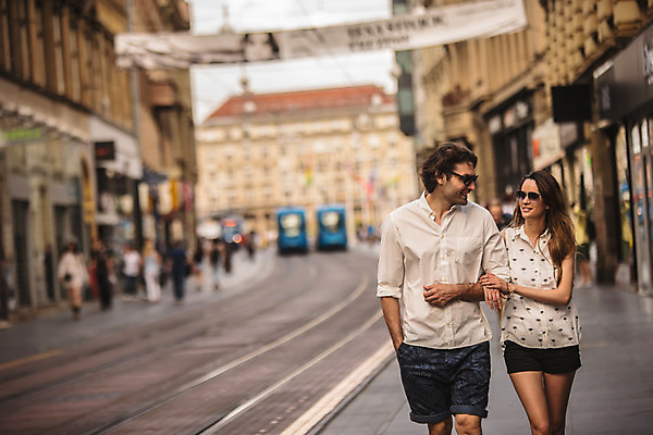 포토 JPG 주간 서양인 커플 여자 남자 데이트 거리 미소 상반신 성인 야외 두명 건물 앞모습 30대 선글라스 마주보기 걷기 팔짱 상점 다정 도시 즐거움 크로아티아 성인만 국내포토 자연요소 외국인 건축물 감정 유럽 안경 뷰포인트 컨셉 관계 모션 표정 사람 장년 파일형식