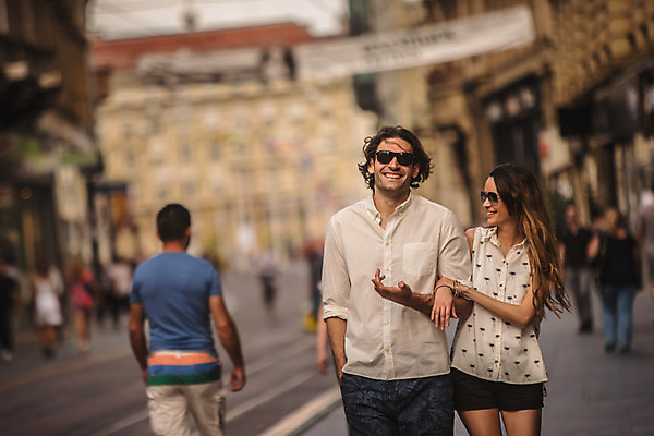 포토 JPG 주간 서양인 커플 여자 남자 데이트 거리 미소 상반신 성인 야외 두명 건물 앞모습 30대 선글라스 걷기 팔짱 다정 도시 즐거움 크로아티아 성인만 국내포토 자연요소 외국인 건축물 감정 유럽 안경 뷰포인트 컨셉 관계 모션 표정 사람 장년 파일형식