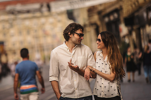 포토 JPG 주간 서양인 커플 여자 남자 데이트 거리 미소 상반신 성인 야외 두명 건물 앞모습 30대 선글라스 마주보기 걷기 팔짱 다정 도시 즐거움 크로아티아 성인만 국내포토 자연요소 외국인 건축물 감정 유럽 안경 뷰포인트 컨셉 관계 모션 표정 사람 장년 파일형식