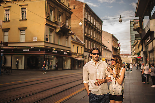 포토 JPG 주간 서양인 커플 여자 남자 데이트 거리 미소 상반신 성인 야외 두명 건물 앞모습 30대 선글라스 걷기 팔짱 상점 다정 도시 즐거움 크로아티아 성인만 국내포토 자연요소 외국인 건축물 감정 유럽 안경 뷰포인트 컨셉 관계 모션 표정 사람 장년 파일형식