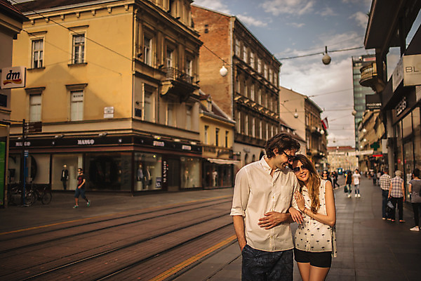 포토 JPG 주간 서양인 커플 여자 남자 데이트 거리 미소 상반신 성인 야외 두명 건물 앞모습 30대 선글라스 걷기 팔짱 상점 다정 도시 즐거움 크로아티아 성인만 국내포토 자연요소 외국인 건축물 감정 유럽 안경 뷰포인트 컨셉 관계 모션 표정 사람 장년 파일형식