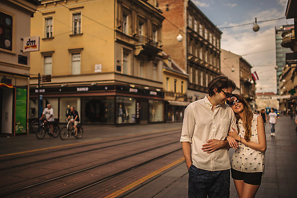 포토 JPG 주간 서양인 커플 여자 남자 데이트 거리 미소 상반신 성인 야외 두명 건물 앞모습 30대 선글라스 걷기 팔짱 상점 다정 도시 즐거움 크로아티아 성인만 국내포토 자연요소 외국인 건축물 감정 유럽 안경 뷰포인트 컨셉 관계 모션 표정 사람 장년 파일형식