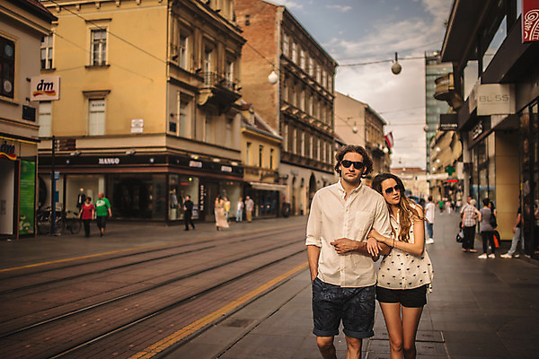포토 JPG 주간 서양인 커플 여자 남자 데이트 거리 상반신 성인 야외 두명 건물 앞모습 30대 선글라스 걷기 팔짱 상점 다정 도시 크로아티아 성인만 국내포토 자연요소 외국인 건축물 유럽 안경 뷰포인트 컨셉 관계 모션 사람 장년 파일형식
