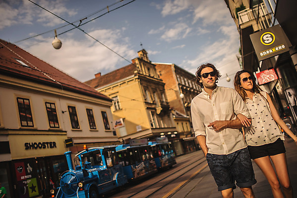 포토 JPG 주간 서양인 커플 여자 남자 데이트 거리 상반신 성인 야외 두명 건물 앞모습 30대 선글라스 걷기 팔짱 상점 다정 도시 크로아티아 성인만 국내포토 자연요소 외국인 건축물 유럽 안경 뷰포인트 컨셉 관계 모션 사람 장년 파일형식