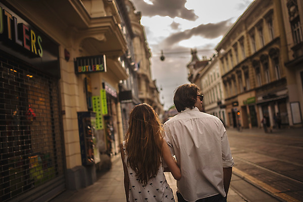 포토 JPG 주간 서양인 커플 여자 남자 데이트 거리 상반신 성인 야외 두명 건물 뒷모습 30대 걷기 팔짱 노을 상점 다정 도시 크로아티아 성인만 국내포토 자연요소 외국인 건축물 유럽 뷰포인트 컨셉 관계 모션 사람 장년 파일형식