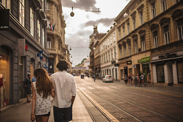 포토 JPG 주간 서양인 커플 여자 남자 데이트 거리 상반신 성인 야외 두명 건물 뒷모습 30대 걷기 팔짱 노을 상점 다정 원근감 도시 크로아티아 성인만 국내포토 자연요소 외국인 건축물 유럽 뷰포인트 컨셉 관계 모션 사람 장년 파일형식