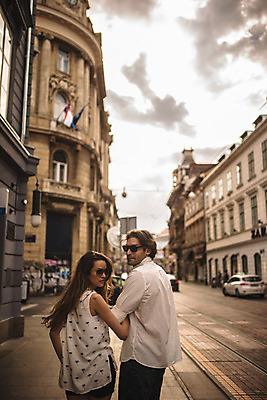 포토 JPG 주간 서양인 커플 여자 남자 데이트 거리 상반신 성인 야외 두명 건물 뒷모습 30대 걷기 팔짱 노을 상점 다정 원근감 도시 뒤돌아보기 크로아티아 성인만 국내포토 자연요소 외국인 건축물 유럽 뷰포인트 컨셉 관계 모션 사람 장년 파일형식