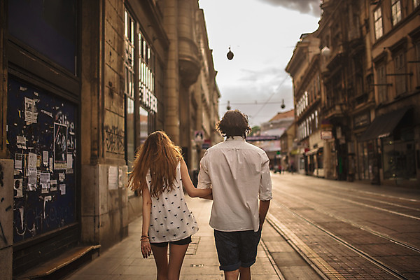 포토 JPG 주간 서양인 커플 여자 남자 데이트 거리 상반신 성인 야외 두명 건물 뒷모습 30대 걷기 팔짱 노을 상점 다정 원근감 도시 크로아티아 성인만 국내포토 자연요소 외국인 건축물 유럽 뷰포인트 컨셉 관계 모션 사람 장년 파일형식