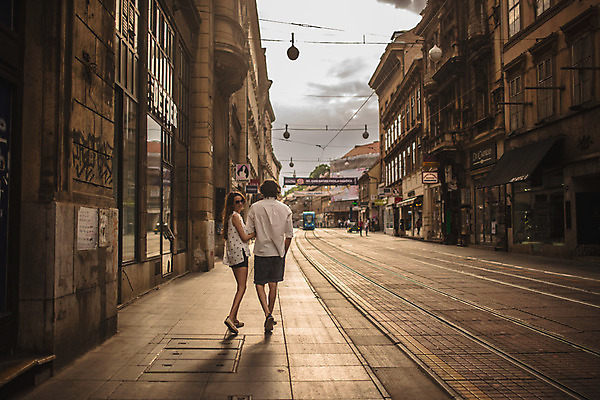 포토 JPG 주간 전신 서양인 커플 여자 남자 데이트 거리 성인 야외 두명 건물 뒷모습 30대 걷기 팔짱 노을 상점 다정 원근감 도시 크로아티아 성인만 국내포토 자연요소 외국인 건축물 유럽 뷰포인트 컨셉 관계 모션 사람 장년 파일형식