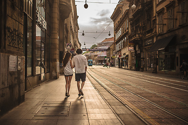 포토 JPG 주간 전신 서양인 커플 여자 남자 데이트 거리 성인 야외 두명 건물 뒷모습 30대 걷기 팔짱 노을 상점 다정 원근감 도시 크로아티아 성인만 국내포토 자연요소 외국인 건축물 유럽 뷰포인트 컨셉 관계 모션 사람 장년 파일형식