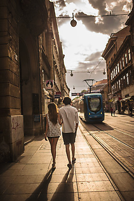 포토 JPG 주간 전신 서양인 커플 여자 남자 데이트 거리 성인 야외 두명 건물 뒷모습 30대 걷기 팔짱 노을 상점 다정 원근감 도시 크로아티아 트램 성인만 국내포토 자연요소 외국인 건축물 유럽 교통수단 뷰포인트 컨셉 관계 모션 사람 장년 파일형식