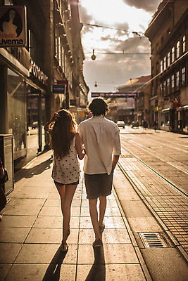 포토 JPG 주간 전신 서양인 커플 여자 남자 데이트 거리 성인 야외 두명 건물 뒷모습 30대 걷기 팔짱 노을 상점 다정 원근감 도시 크로아티아 성인만 국내포토 자연요소 외국인 건축물 유럽 뷰포인트 컨셉 관계 모션 사람 장년 파일형식