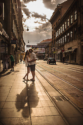 포토 JPG 주간 전신 서양인 커플 여자 남자 데이트 포옹 거리 그림자 사랑 서기 성인 야외 두명 건물 옆모습 30대 노을 원근감 도시 크로아티아 성인만 국내포토 자연요소 외국인 건축물 감정 유럽 뷰포인트 관계 안기 모션 사람 장년 파일형식