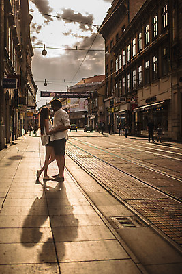 포토 JPG 주간 전신 서양인 커플 여자 남자 데이트 포옹 거리 그림자 사랑 서기 성인 야외 두명 건물 옆모습 30대 마주보기 노을 원근감 도시 크로아티아 성인만 국내포토 자연요소 외국인 건축물 감정 유럽 뷰포인트 관계 안기 모션 사람 장년 파일형식