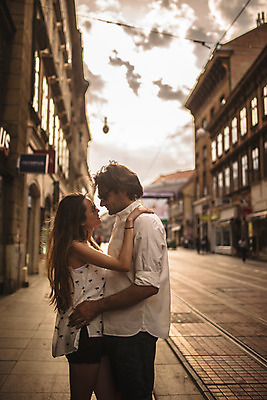 포토 JPG 주간 서양인 커플 여자 남자 데이트 포옹 거리 사랑 서기 상반신 성인 야외 두명 건물 옆모습 30대 마주보기 노을 상점 원근감 도시 크로아티아 성인만 국내포토 자연요소 외국인 건축물 감정 유럽 뷰포인트 관계 안기 모션 사람 장년 파일형식