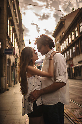 포토 JPG 주간 서양인 커플 여자 남자 데이트 포옹 거리 사랑 서기 상반신 성인 야외 두명 건물 옆모습 30대 마주보기 노을 상점 원근감 도시 크로아티아 성인만 국내포토 자연요소 외국인 건축물 감정 유럽 뷰포인트 관계 안기 모션 사람 장년 파일형식