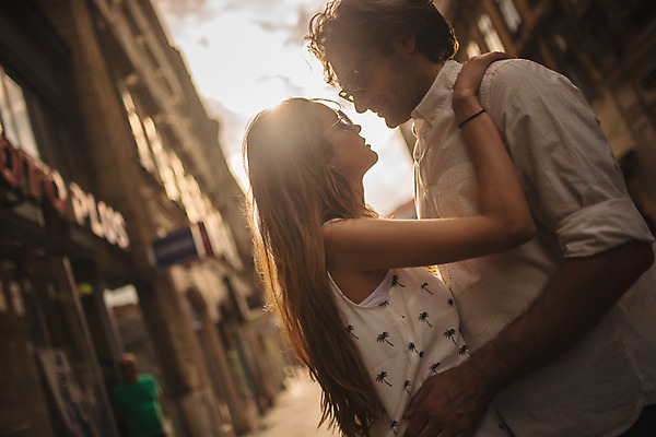 포토 JPG 주간 서양인 커플 여자 남자 데이트 포옹 거리 사랑 서기 상반신 성인 야외 두명 옆모습 30대 마주보기 노을 도시 크로아티아 성인만 국내포토 자연요소 외국인 감정 유럽 뷰포인트 관계 안기 모션 사람 장년 파일형식