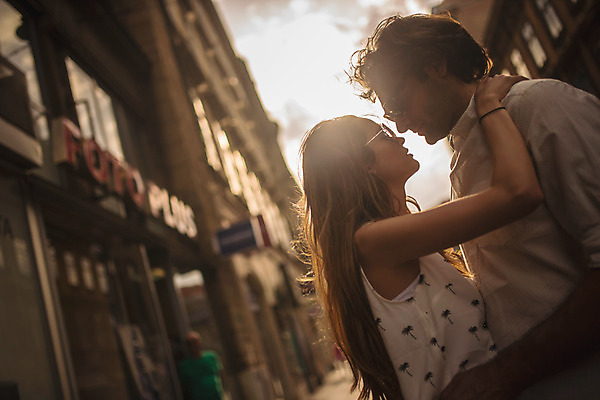 포토 JPG 주간 서양인 커플 여자 남자 데이트 포옹 거리 사랑 서기 상반신 성인 야외 두명 옆모습 30대 마주보기 노을 도시 크로아티아 성인만 국내포토 자연요소 외국인 감정 유럽 뷰포인트 관계 안기 모션 사람 장년 파일형식