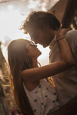 포토 JPG 주간 서양인 커플 여자 남자 데이트 포옹 거리 키스 사랑 서기 상반신 성인 야외 두명 옆모습 30대 노을 도시 크로아티아 성인만 국내포토 자연요소 외국인 감정 유럽 뷰포인트 관계 안기 모션 사람 장년 애정표현 파일형식