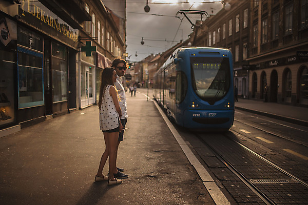 포토 JPG 주간 전신 서양인 커플 여자 남자 데이트 거리 성인 야외 두명 건물 옆모습 30대 상점 손잡기 도시 기다림 크로아티아 트램 성인만 국내포토 자연요소 외국인 건축물 유럽 교통수단 뷰포인트 관계 모션 사람 장년 파일형식