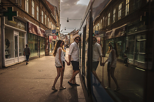 포토 JPG 주간 전신 서양인 커플 여자 남자 데이트 거리 성인 야외 두명 건물 옆모습 30대 상점 손잡기 도시 승차 크로아티아 트램 성인만 국내포토 자연요소 외국인 건축물 유럽 교통수단 뷰포인트 관계 모션 사람 장년 파일형식