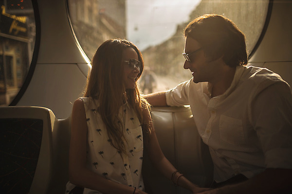 포토 JPG 주간 서양인 커플 여자 남자 데이트 버스 실내 미소 앉기 상반신 성인 두명 옆모습 30대 마주보기 노을 다정 승차 크로아티아 성인만 국내포토 자연요소 외국인 유럽 육상교통 뷰포인트 컨셉 관계 모션 대중교통 표정 사람 내부 장년 파일형식