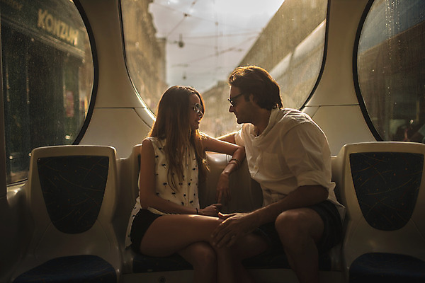 포토 JPG 주간 서양인 커플 여자 남자 데이트 버스 실내 앉기 상반신 성인 두명 옆모습 30대 마주보기 노을 다정 승차 크로아티아 성인만 국내포토 자연요소 외국인 유럽 육상교통 뷰포인트 컨셉 관계 모션 대중교통 사람 내부 장년 파일형식