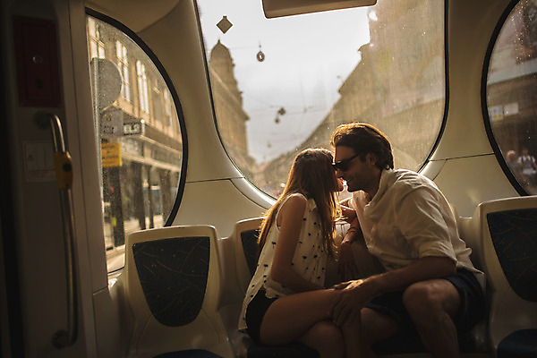 포토 JPG 주간 서양인 커플 여자 남자 데이트 버스 실내 사랑 앉기 성인 두명 옆모습 30대 노을 다정 도시 승차 크로아티아 성인만 국내포토 자연요소 외국인 감정 유럽 육상교통 뷰포인트 컨셉 관계 모션 대중교통 사람 내부 장년 파일형식