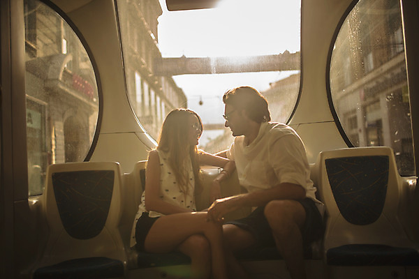 포토 JPG 주간 서양인 커플 여자 남자 데이트 버스 실내 미소 앉기 상반신 성인 두명 옆모습 30대 마주보기 노을 다정 승차 크로아티아 성인만 국내포토 자연요소 외국인 유럽 육상교통 뷰포인트 컨셉 관계 모션 대중교통 표정 사람 내부 장년 파일형식