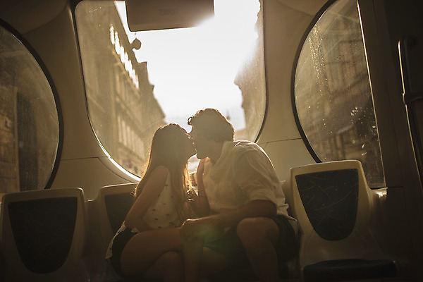 포토 JPG 주간 서양인 커플 여자 남자 데이트 버스 키스 실내 사랑 앉기 성인 두명 옆모습 30대 노을 다정 도시 승차 크로아티아 성인만 국내포토 자연요소 외국인 감정 유럽 육상교통 뷰포인트 컨셉 관계 모션 대중교통 사람 내부 장년 애정표현 파일형식