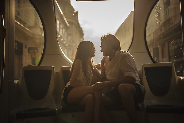 포토 JPG 주간 서양인 커플 여자 남자 데이트 버스 실내 미소 앉기 상반신 성인 두명 옆모습 30대 마주보기 노을 다정 승차 크로아티아 성인만 국내포토 자연요소 외국인 유럽 육상교통 뷰포인트 컨셉 관계 모션 대중교통 표정 사람 내부 장년 파일형식