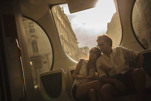 포토 JPG 주간 서양인 커플 여자 남자 데이트 버스 실내 앉기 상반신 성인 두명 앞모습 30대 노을 다정 도시 승차 크로아티아 성인만 국내포토 자연요소 외국인 유럽 육상교통 뷰포인트 컨셉 관계 모션 대중교통 사람 내부 장년 파일형식