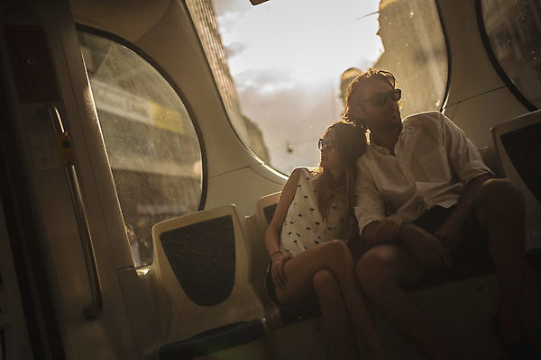 포토 JPG 주간 서양인 커플 여자 남자 데이트 버스 실내 앉기 상반신 성인 두명 앞모습 30대 노을 기댐 다정 도시 승차 크로아티아 성인만 국내포토 자연요소 외국인 유럽 육상교통 뷰포인트 컨셉 관계 모션 대중교통 사람 내부 장년 파일형식