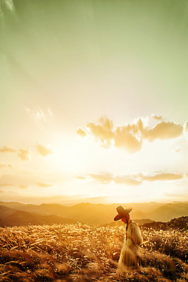 JPG 주간 구름 편집이미지 전통 남자 산 한명 20대 성인 야외 옆모습 빛 걷기 노을 한국인 역사 한복 억새 선비 디지털아트 성인남자한명만 사극 편집실사 갓모자 자연요소 식물 모자_잡화 1 한국전통 뷰포인트 모션 전통소품 사람 동양인 청년 전통의상 CG 남자한명만 성인남자만 파일형식