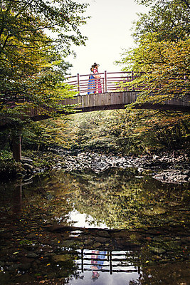 JPG 나무 편집이미지 전통 커플 여자 남자 데이트 자연 사랑 20대 성인 두명 옆모습 계곡 한국인 다리 역사 한복 백허그 선비 디지털아트 성인만 사극 편집실사 갓모자 식물 모자_잡화 한국전통 감정 뷰포인트 관계 포옹 전통소품 사람 동양인 청년 신체부위 전통의상 CG 생태계 파일형식