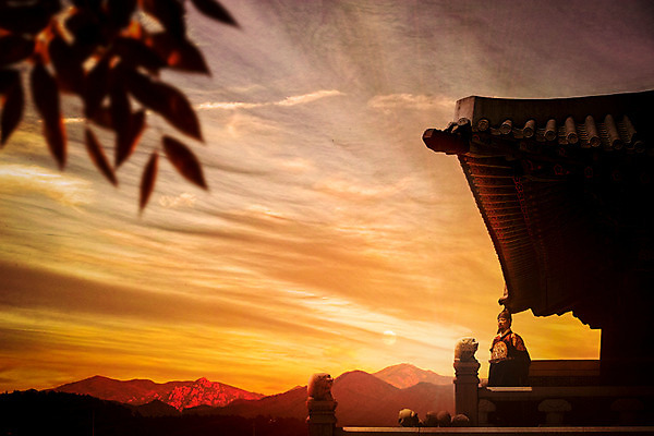 JPG 주간 편집이미지 전통 남자 하늘 산 한명 성인 야외 앞모습 노을 궁전 한국인 역사 60대 한복 왕 디지털아트 노인남자한명만 사극 편집실사 자연요소 1 한국전통 노년 뷰포인트 고건축 사람 동양인 전통의상 CG 남자한명만 노인남자만 파일형식