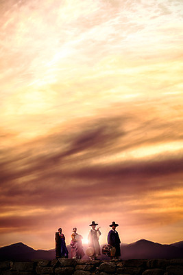 JPG 주간 구름 편집이미지 전통 여자 남자 40대 하늘 산 여러명 성인 야외 옆모습 30대 한국인 부채 역사 60대 한복 북 장구 가야금 판소리 디지털아트 성인만 사극 편집실사 자연요소 한국전통 노년 뷰포인트 중년 다수 현악기 타악기 국악기 사람 동양인 장년 전통의상 전통공연 CG 파일형식