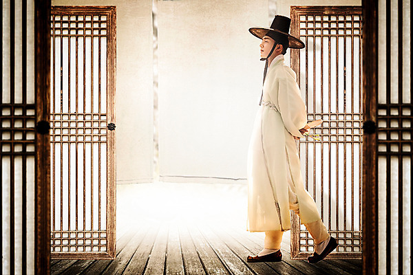 JPG 전신 편집이미지 전통 남자 한명 20대 성인 옆모습 빛 걷기 한국인 커튼 역사 한복 전통문 선비 디지털아트 성인남자한명만 사극 편집실사 갓모자 모자_잡화 1 한국전통 뷰포인트 모션 전통소품 사람 동양인 청년 문 전통의상 CG 남자한명만 성인남자만 파일형식