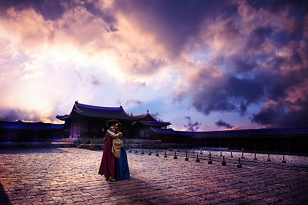 JPG 주간 구름 편집이미지 전통 커플 여자 남자 안기 하늘 사랑 20대 성인 야외 두명 옆모습 궁전 한국인 역사 한복 디지털아트 성인만 사극 편집실사 자연요소 한국전통 감정 뷰포인트 고건축 관계 모션 사람 동양인 청년 전통의상 CG 파일형식