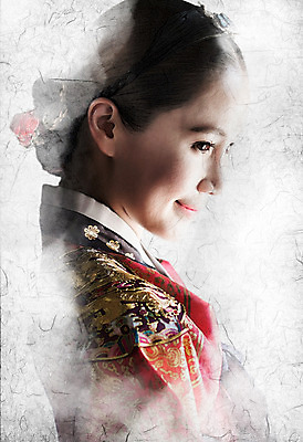 JPG 편집이미지 전통 여자 포스터 한명 성인 옆모습 30대 한국인 역사 한복 한지배경 왕족전통의상 디지털아트 성인만 사극 편집실사 1 한국전통 뷰포인트 백그라운드 사람 동양인 장년 전통의상 CG 파일형식