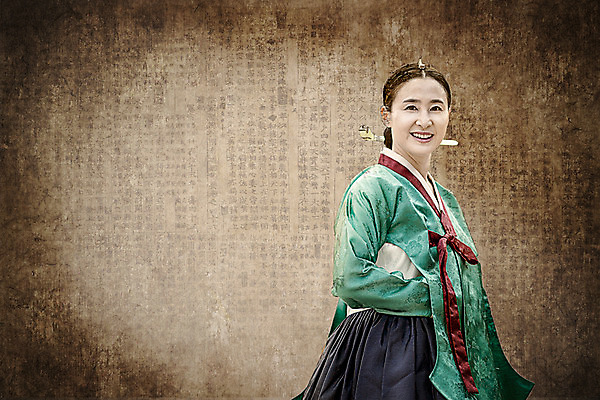 JPG 편집이미지 전통 여자 포스터 40대 한명 성인 옆모습 한국인 역사 한복 궁녀 한자배경 디지털아트 성인여자한명만 사극 편집실사 1 한국전통 뷰포인트 중년 백그라운드 사람 동양인 전통의상 CG 여자한명만 성인여자만 파일형식