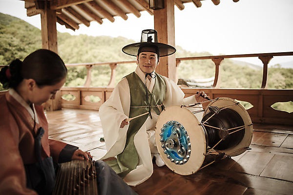 JPG 주간 편집이미지 전통 여자 남자 성인 야외 두명 앞모습 30대 기계 한국인 역사 한복 장구 가야금 디지털아트 성인만 사극 스팀펑크 편집실사 갓모자 자연요소 모자_잡화 한국전통 뷰포인트 현악기 타악기 전통소품 국악기 사람 동양인 장년 전통의상 CG 파일형식