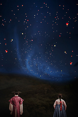 JPG 편집이미지 전통 여자 남자 밤하늘 20대 성인 두명 뒷모습 한국인 역사 한복 풍등 풍등날리기 디지털아트 성인만 사극 편집실사 한국전통 뷰포인트 하늘 조명 사람 동양인 청년 야간 전통의상 CG 파일형식 풍등축제